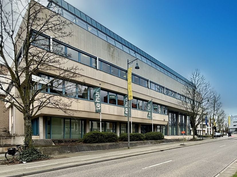 Espaces de bureaux de 100 à 600 m² à louer au premier étage du bâtiment. L&#039;espace est accessible à la fois par un escalier central et par un ascenseur