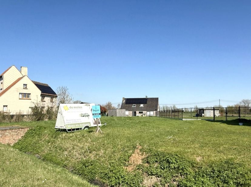 Gunstig gelegen perceel bestemd voor open bebouwing - Ongeveer 30 meter perceelbreedte. - Oppervlakte van 10a 04ca.