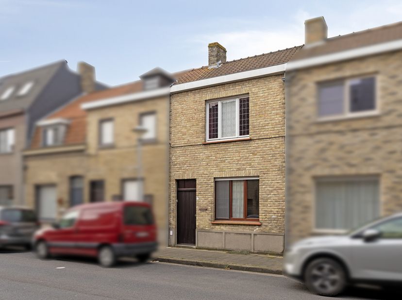 Maison de 3 chambres avec garage à vendre à Furnes. La maison est située dans l&#039;Ollevierslaan, à quelques pas du marché, des commerces, des transports