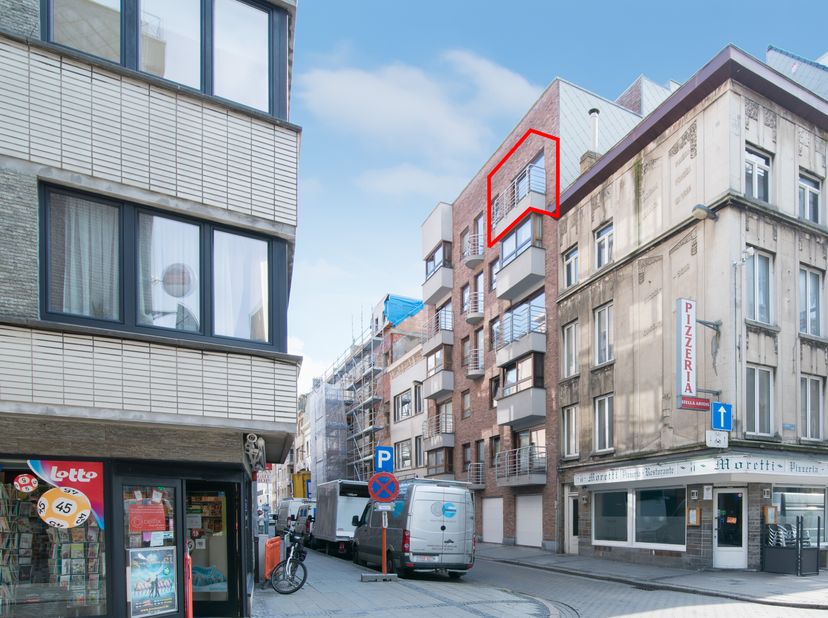 Appartement lumineux d&#039;une chambre dans une résidence calme à proximité du Zeedijk et du centre. Récemment entièrement peint et tapissé. Le salon avec