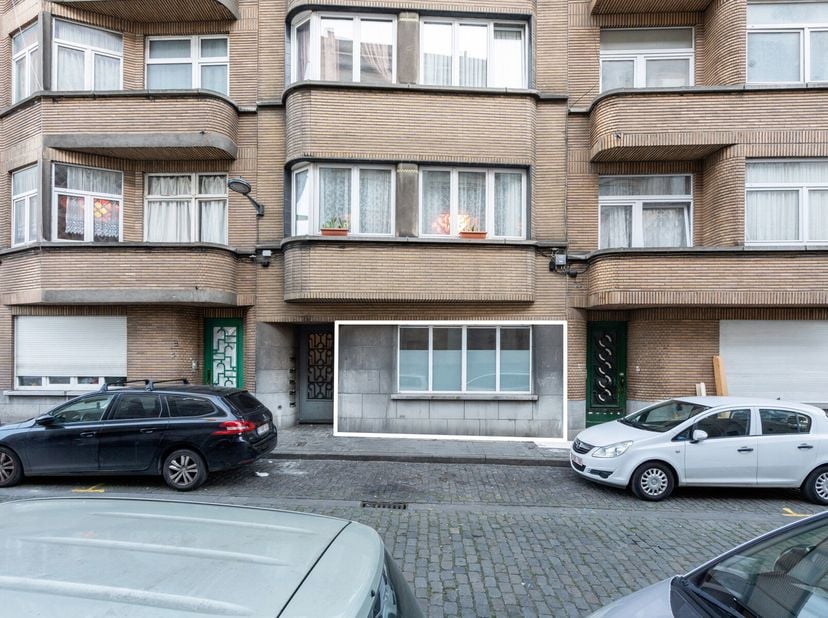 Een charmant gelijkvloers appartement met veel potentieel en een aangename, ruime stadstuin die perfect is voor ontspanning.&lt;br /&gt;
Op wandel- en fiets