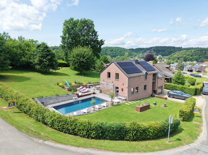 À Bomal (Durbuy), découvrez cette magnifique propriété en parfait état dentretien, dotée dune piscine chauffée, construite sur une parcelle arborée de