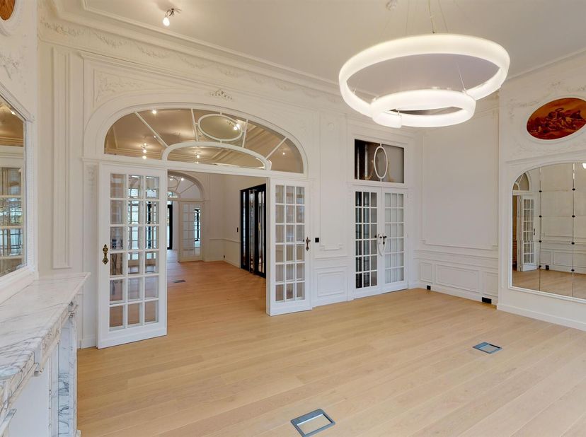 Immeuble de rapport: bureaux et appartements en parfait état.&lt;br /&gt;
Situé à proximité immédiate du bois de la Cambre, de lavenue Louise et de lavenue