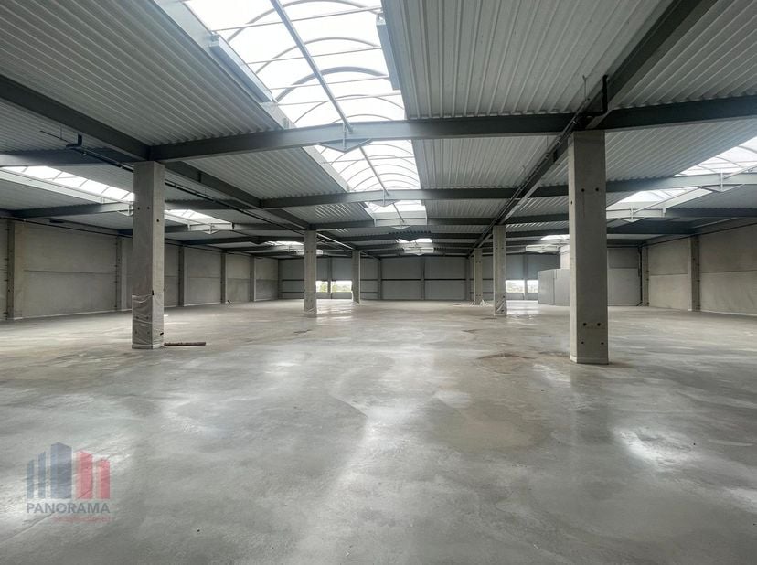 Nieuwbouw casco loods van +/- 2.069 m² met kantoorruimte van 83 m² te huur. Vlot bereikbaar en goed gelegen langs de bedrijvige Beernemsteenweg, op am