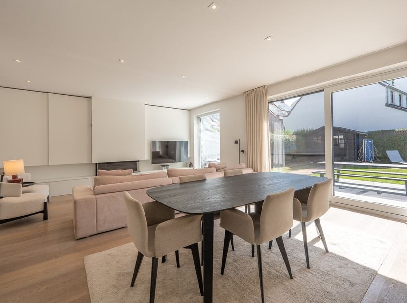 Bent u op zoek naar een recente, instapklare woning te koop in Knokke-Heist? Dan is deze stijlvolle gezinswoning, gebouwd in 2017, precies wat u zoekt