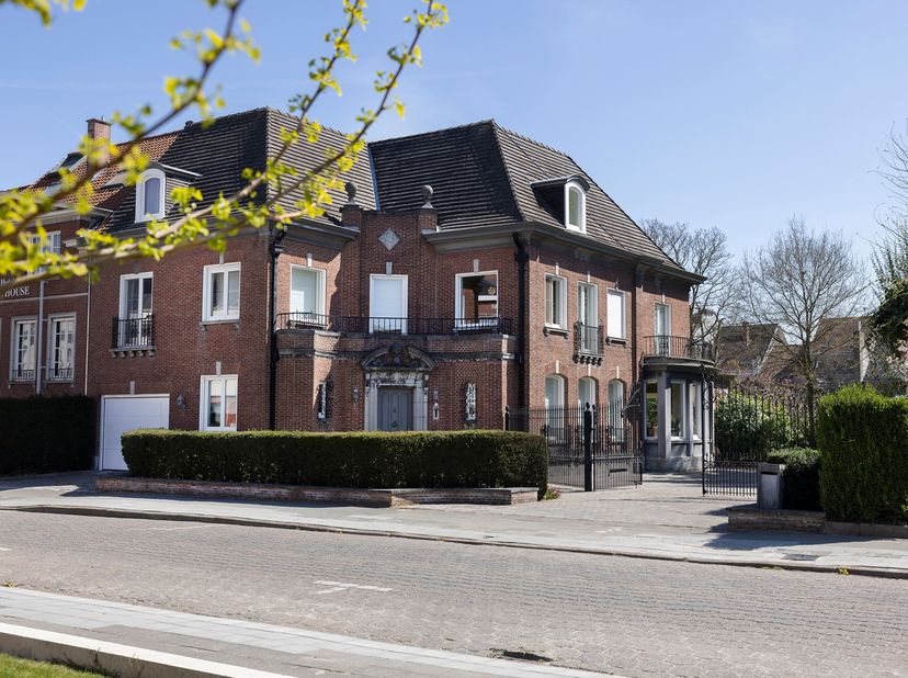 In de www.pyckestraat37.be in Kortrijk stellen we jou graag deze voorname eigendom voor. Gelegen op een steenworp van het centrum woon je hier niet al