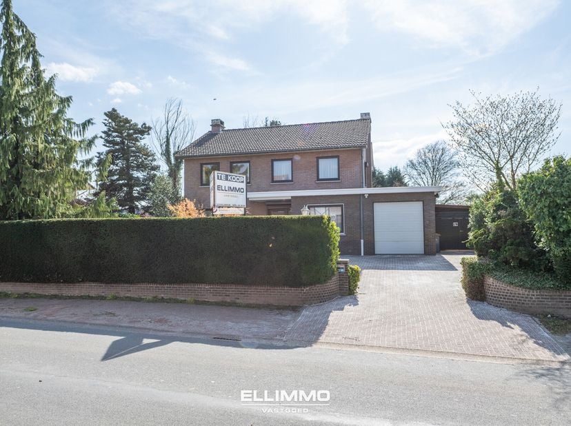 Charmante gezinswoning van 212m2 met 5 slaapkamers op een zalig zuid-georiënteerd perceel van maar liefst 14are 51ca! Deze woning werd getekend door a