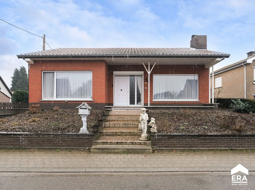 Te renoveren gelijkvloerse woning met 3 slaapkamers aan de rand van natuurreservaat de Demerbroeken in Averbode.Deze goed onderhouden woning is gelege
