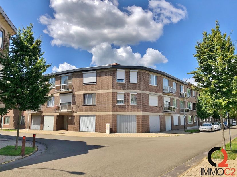 Centraal gelegen GERENOVEERD appartement in het centrum van Tessenderlo op de eerste verdieping, bestaande uit:&lt;br /&gt;
 + Inkomhall&lt;br /&gt;
+ Ruime leefr
