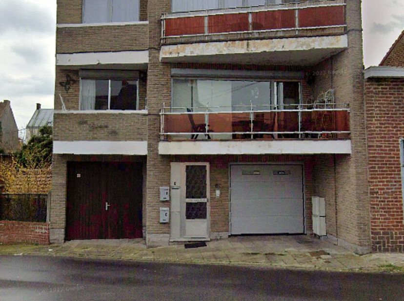 Charmant appartement 2 chambres avec garage !&lt;br /&gt;
Idéalement situé en plein cur de Courcelles, à proximité immédiate des commerces, écoles, transpor