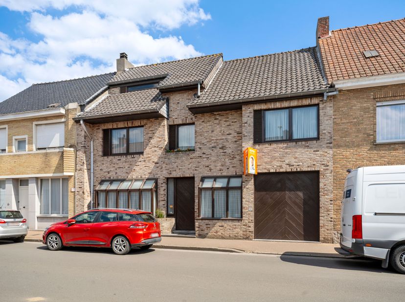 Deze ruime woning werd opgebouwd met degelijke en kwaliteitsvolle materialen. Achteraan het perceel beschikt deze eigendom over 2 garages en een uitwe