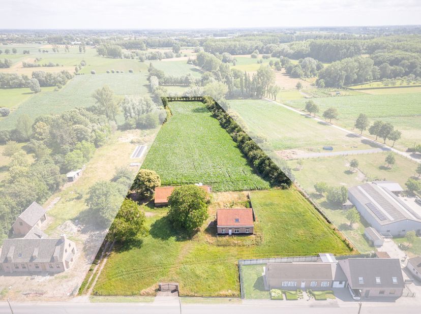 Deze charmante hoeve is gelegen in de Karmenhoekstraat 25 te Hansbeke (Deinze), op een prachtig perceel van 14.634 m². De eigendom bestaat uit een woo