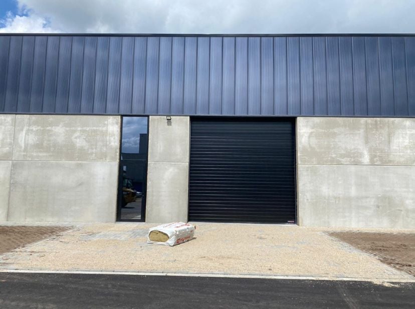 KMO unit te koop! De unit heeft een oppervlakte van 120m² en is gelegen in het KMO Business Park Bornem, vlakbij de N16. De opslagruimte is voorzien v