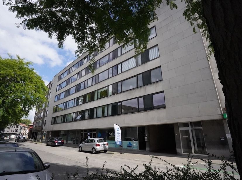 Instapklaar stadsappartement met terras, garage en 3 slaapkamers  ideaal gelegen tegenover Delhaize&lt;br /&gt;
Op zoek naar comfortabel wonen in het hart v