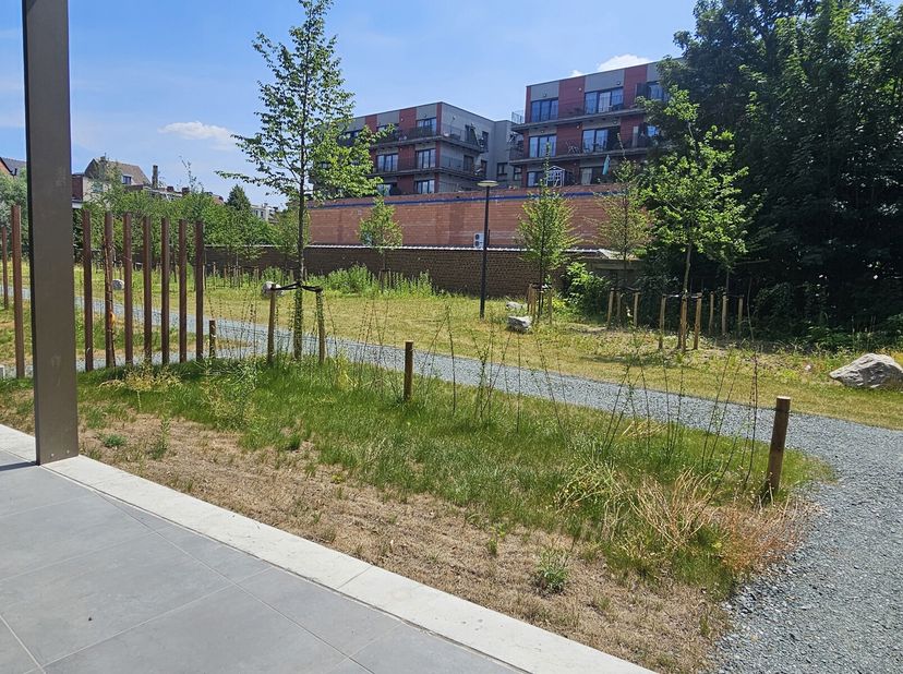 Sis face au parc du Scheutenbos, appartement dans un projet neuf à basse consommation énergétique (PEB = B). Première occupation. L&#039;appartement est co