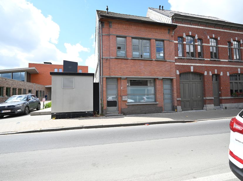 Deze verzorgde woning  in Ardooie biedt verrassend veel ruimte en comfort.&lt;br /&gt;
Ideaal voor wie op zoek is naar een thuis op wandelafstand van het ce