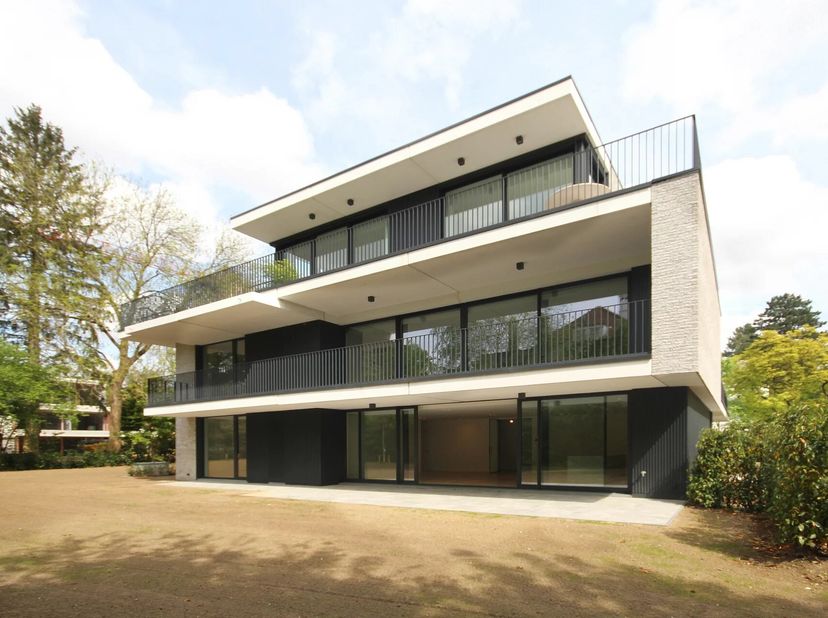 Situé dans une avenue calme près du Bois de la Cambre, des commerces, transports et écoles, cet appartement neuf de +/-160 m² en rez-de-jardin, orient