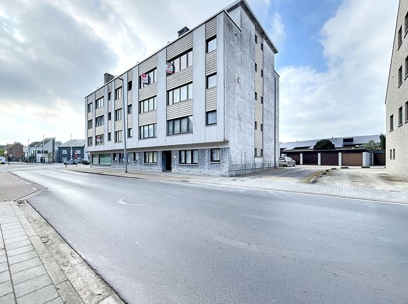Cet appartement lumineux comprend:&lt;br /&gt;
- un espace de vie spacieux baigné de lumière naturelle&lt;br /&gt;
- cuisine séparée équipée d&#039;une plaque de cuiss