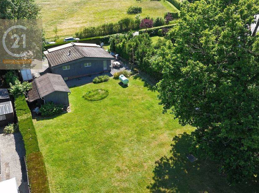 Ontdek dit charmante huis in Hogne, een echte oase van rust. Met 86m² woonoppervlak en gelegen op 1160m² grond biedt deze woning een lichte en gezelli