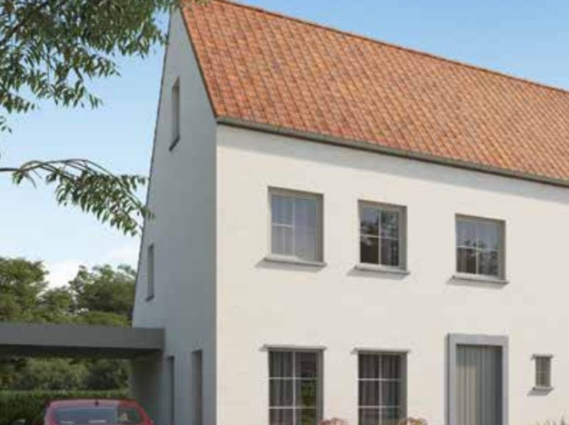 In het centrum van Handzame, een gezellige deelgemeente van Kortemark, vinden we deze te renoveren woning op een royaal perceel van maar liefst 1.040