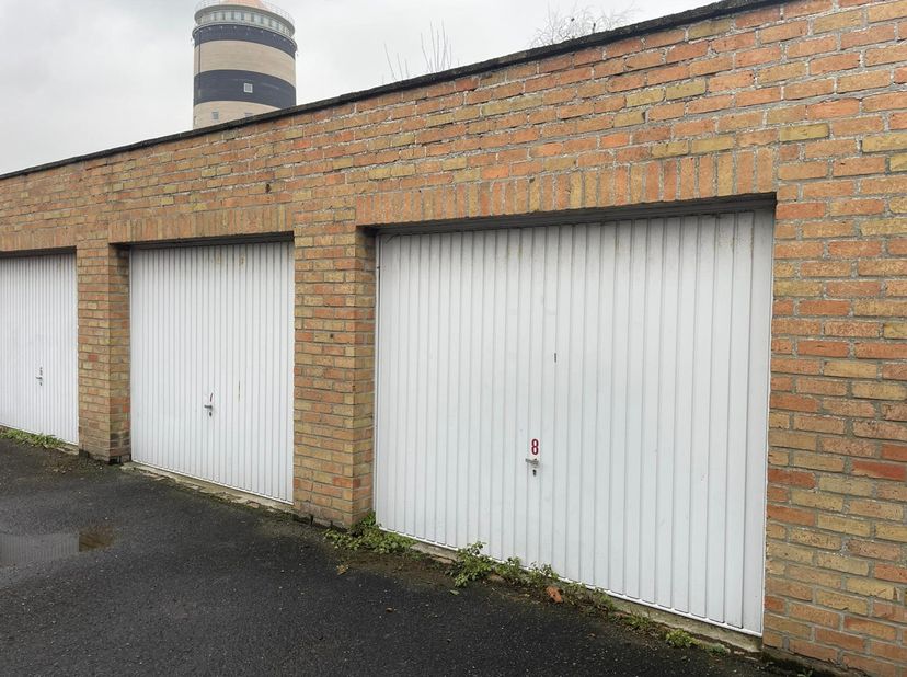 Deze ruime gesloten garagebox bevindt zich vlakbij het centrum van Bredene. De garagebox meet 5m x 3m.&lt;br /&gt;
&lt;br /&gt;
Voor meer informatie of een bezich