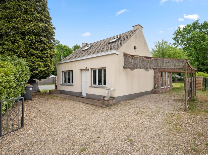 Deze charmante woning ligt in een rustige omgeving en beschikt over een ruime tuin van maar liefst 8 are en 55 centiare. Bij binnenkomst in de woning