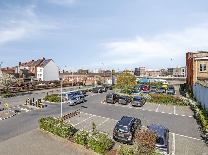 Baanwinkel te huur op een toplocatie in Kortrijk. &lt;br /&gt;
Indeling:&lt;br /&gt;
- Commerciële ruimte ;&lt;br /&gt;
- Magazijn ;&lt;br /&gt;
- Sociale ruimte&lt;br /&gt;
Gelege