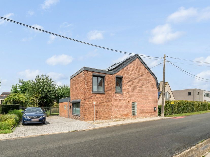 Ontdek deze charmante en goed onderhouden woning, ideaal gelegen in een rustige omgeving. Hier geniet je van een gezellige leefruimte op de gelijkvloe