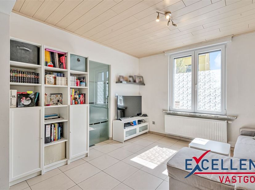 Deze recent gerenoveerde en energiezuinige woning in Petegem-aan-de-Leie is een ideale keuze voor gezinnen die op zoek zijn naar een rustige locatie m