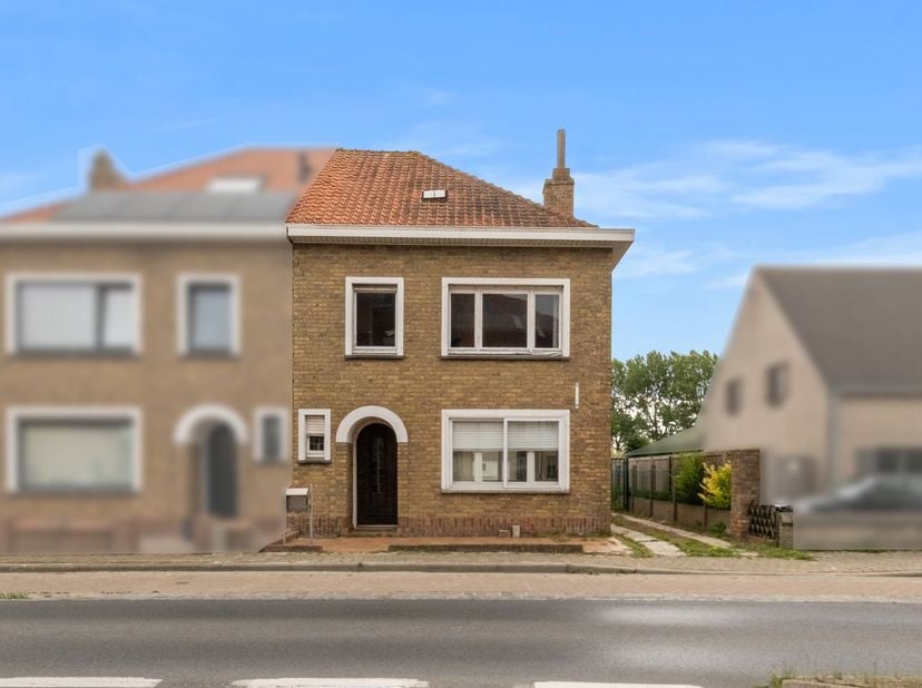 Halfopen te renoveren bebouwing met een grondoppervlakte van 461 m² in De Haan. Gelegen op wandelafstand van het strand, centrum, winkels en verschill