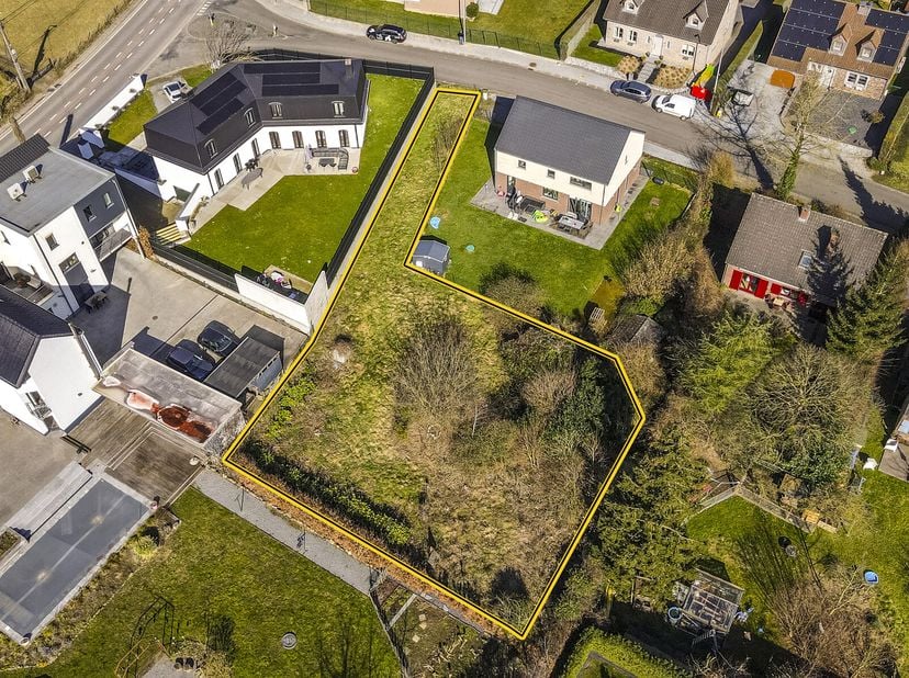 Limmobilière de Marneffe vous propose ce terrain à bâtir de près de 800m², idéalement situé dans le charmant village d&#039;Eben Emael. Superficie construc