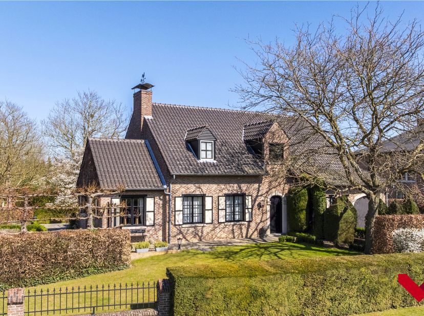 Ontdek deze charmante woning gelegen langs de Oude Leuvensebaan in Bekkevoort, genesteld op een riant perceel van 25 are en 38 centiare. Het huis bied