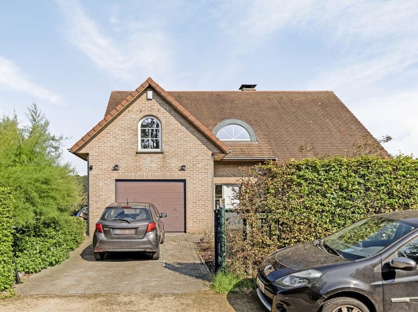 Cette fantastique maison unifamiliale se situe dans le rural Wolvertem, avec son environnement paisible et son charme incroyable, elle offre à chacun