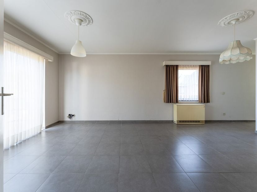 Dit appartement vinden we terug in de Nieuwstraat 18/3 te Pelt. Het appartement bevindt zich op de eerste verdieping en is bereikbaar via trap en lift