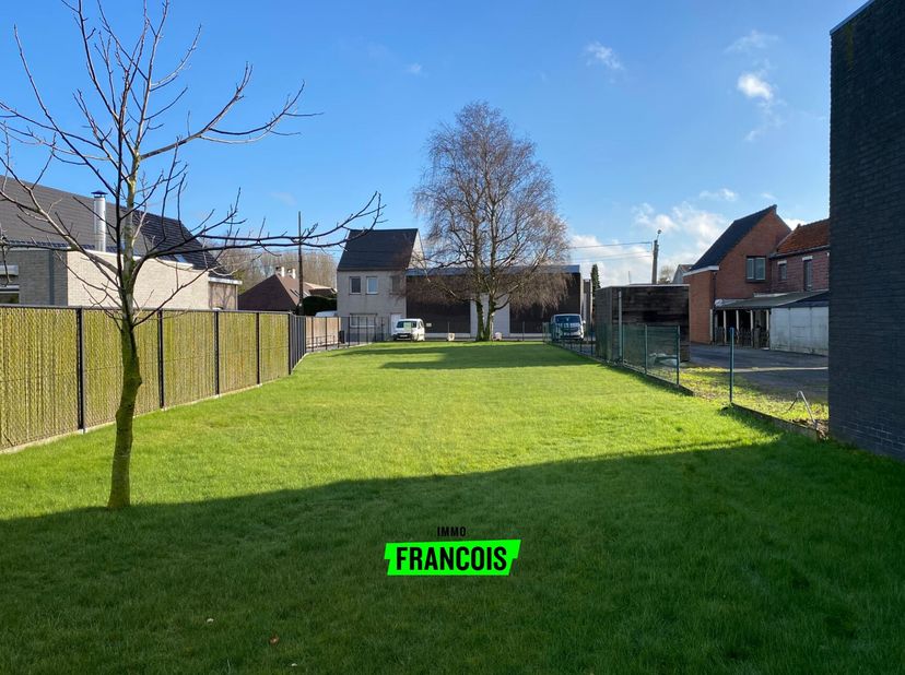 Bouwgrond te koop in Deerlijk (de Molenhoek). Ideaal voor woning of kantoor. Vlot bereikbaar. De kavel is in hoofdzaak bestemd voor het bouwen van een