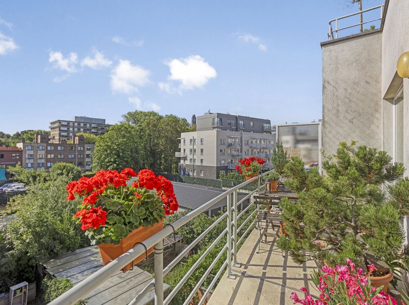 Ce spacieux appartement clé en main, situé au troisième étage d&#039;un immeuble bien entretenu dans la paisible Melkerijstraat 140 à Molenbeek. Cette prop