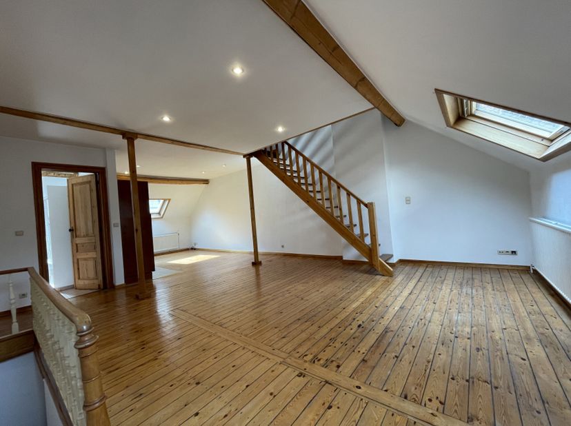 À deux pas du Square Montgomery, non loin du Cinquantenaire, superbe appartement 1 chambre de ±65m² situé au troisième étage dune petite copropriété.
