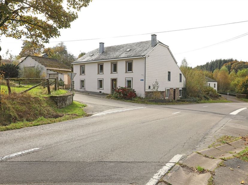 Maison ardennaise en pierre du pays sur un terrain de 1923 m² située à Mogimont, commune de Bouillon-sur-Semois.&lt;br /&gt;
Le rez-de-chaussée se compose d