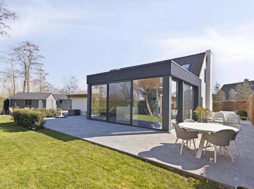 Deze instapklare villa in een rustige wijk te Zedelgem biedt modern wooncomfort op toplocatie met vlotte verbindingen van Zedelgem naar omliggende gem