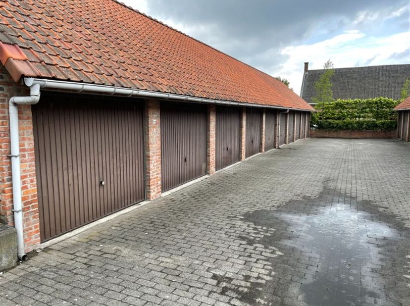 Garagebox met zolder. Remi Vermanderestraat 14, Bissegem.  Vrij vanaf 01/06/2025.