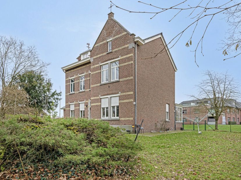 Energisch op te frissen pastorie met authentieke elementen.&lt;br /&gt;
Grote tuin met vijver, Mariagrot en uitzicht op natuurgebied.&lt;br /&gt;
Vier slaapkamers