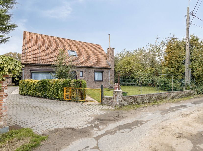 Vous recherchez une nouvelle maison avec un grand jardin et de nombreux espaces de rangement? Alors jetez un coup d&#039;il à notre site Web ou poursuivez
