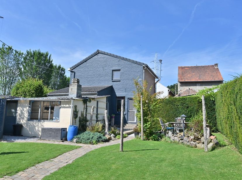 Charmante woning met 2 slaapkamers, garage en carport op unieke locatie gelegen aan de rand van het industrieterrein van Lanaken (links van het Sappi-