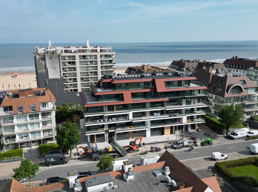 Offre unique : local commercial à vendre&lt;br /&gt;
- Rez-de-chaussée de 216 m² avec une hauteur sous plafond de 3m30&lt;br /&gt;
- Façade 1350m&lt;br /&gt;
- Terrasse