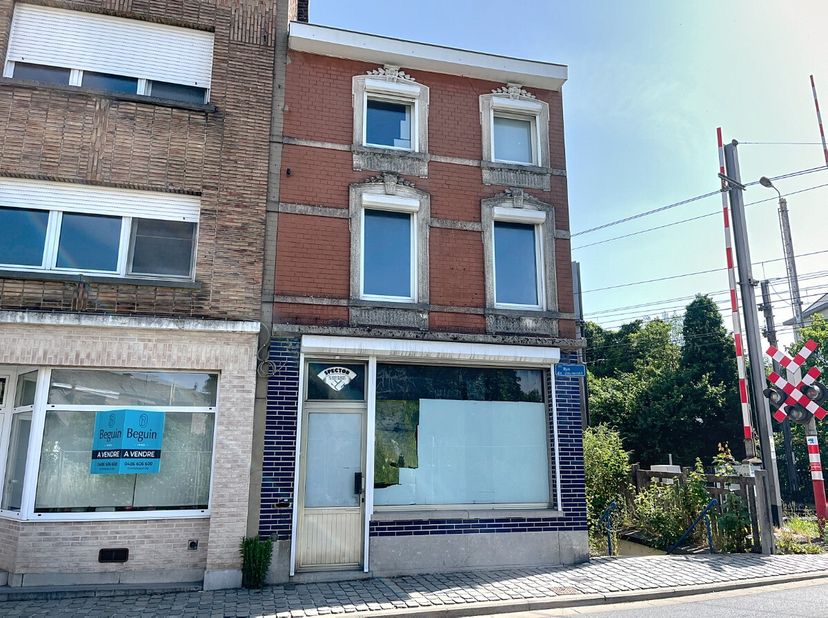 ERA WELCHOME est fière de vous présenter cette maison de commerce à rénover, idéalement située.Située en plein centre de Lessines et bénéficiant dune