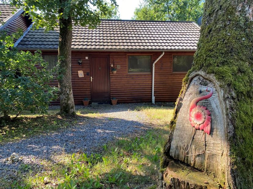 MCA Immobilier nodigt u uit om dit charmante chalet te ontdekken, gelegen in het domein &quot;Le Bochetay&quot; in Heure, op slechts 10 minuten van Durbuy.&lt;br /