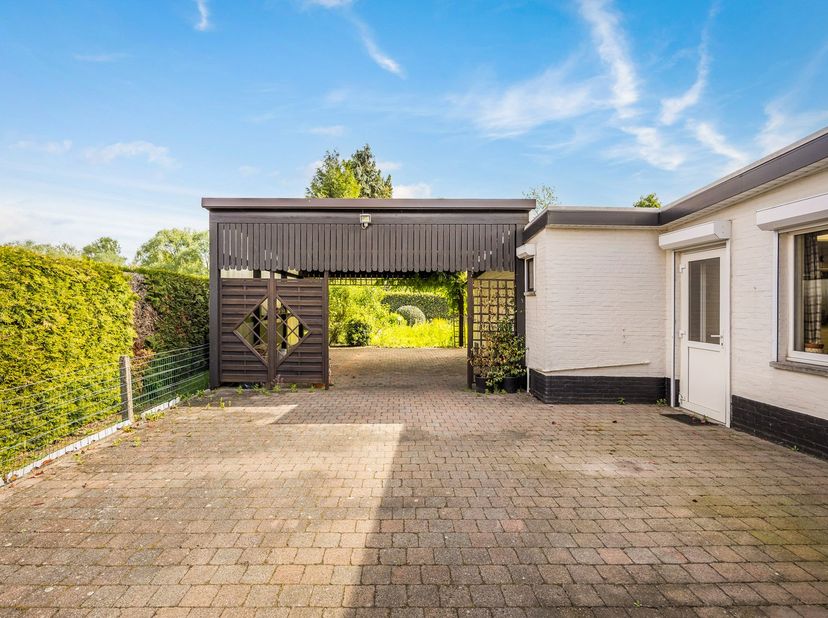 Deze charmante gelijkvloerse woning is gelegen in groene omgeving.&lt;br /&gt;
Op een perceel van 5 are 50 en een bewoonbare oppervlakte van 140m² (volgens