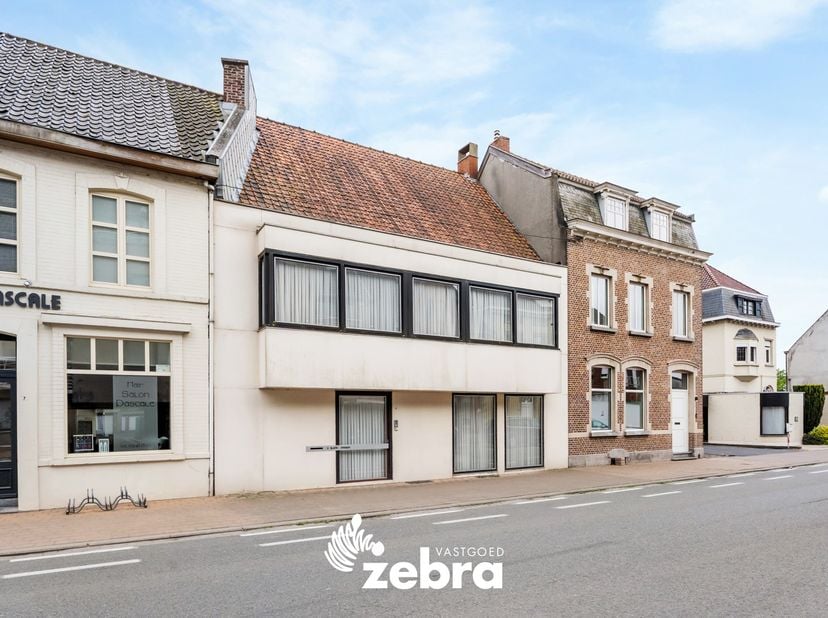 Deze op te frissen woning is rustig gelegen aan de rand van het centrum van Meulebeke met uitstekende bereikbaarheid dankzij diverse invalswegen. In d