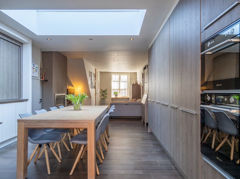 Stap binnen in deze charmante woning uit 1937, zo goed als volledig vernieuwd en aangepast aan het moderne comfort. De warme en uitnodigende sfeer voe
