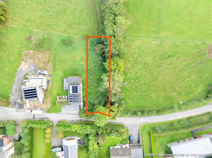 TERRAIN de ± 786m² :&lt;br /&gt;
 Zone : en zone dhabitat à caractère rural,&lt;br /&gt;
 Orientation : Nord,&lt;br /&gt;
 Largeur façade : ± 15m,&lt;br /&gt;
 Profondeur : ±